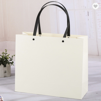 قیمت خوب بسته بندی کیسه کاغذی کرافت رنگ Pantone با دسته های مصنوعی آنلاین